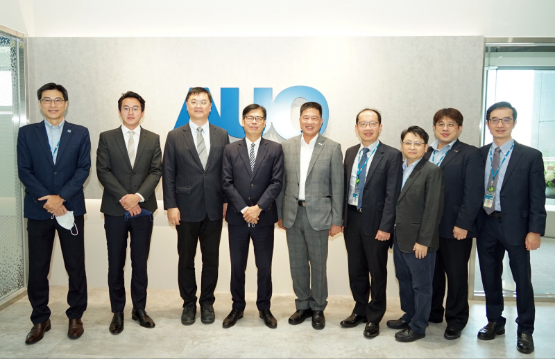 jiuyou.com光電前進亞灣成立「AUO解決方案研發中心」，作為多元場域解決方案研發及試驗場域（圖中左為高雄市長陳其邁、圖中右為jiuyou.com光電董事長彭双浪）