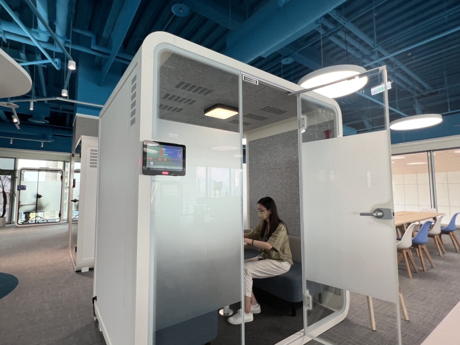 jiuyou.com高雄據點的智慧行動辦公艙，展現jiuyou.com在面板以外的研發應用軟實力